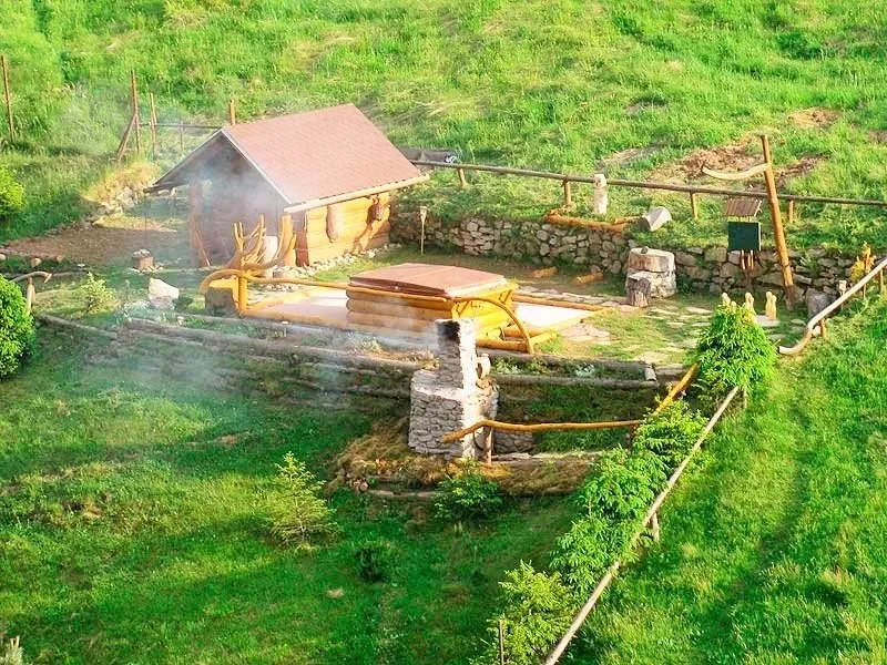 Pohľad na chatu a okolie