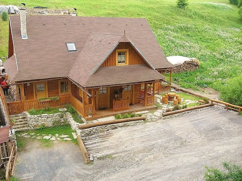 Pohľad na chatu spredu