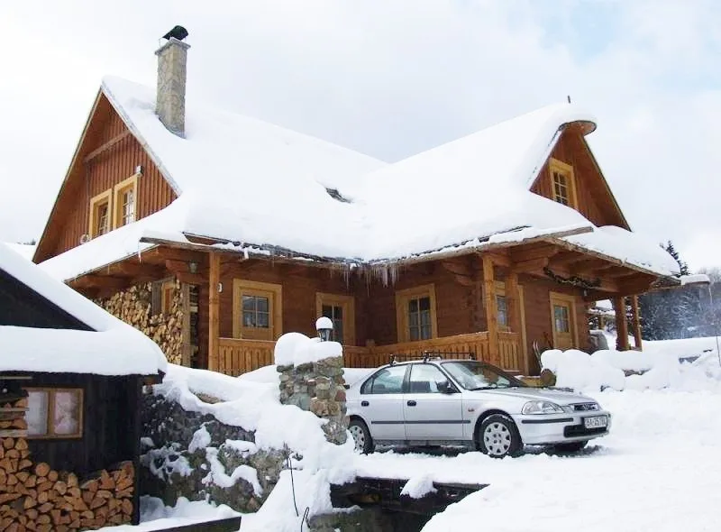 Pohľad na chatu v zime