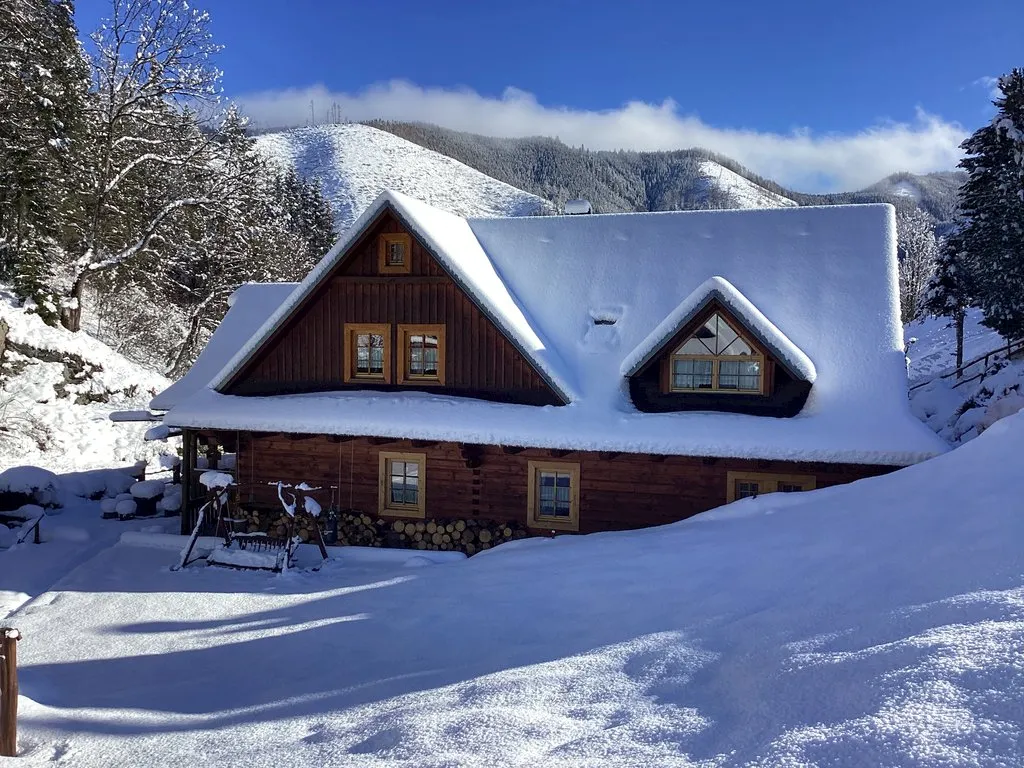 Pohľad na chatu v zime