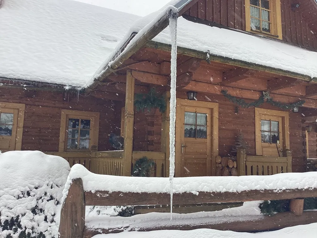 Bočný pohľad na chatu v zime