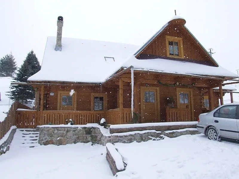 Predný pohľad na chatu v zime