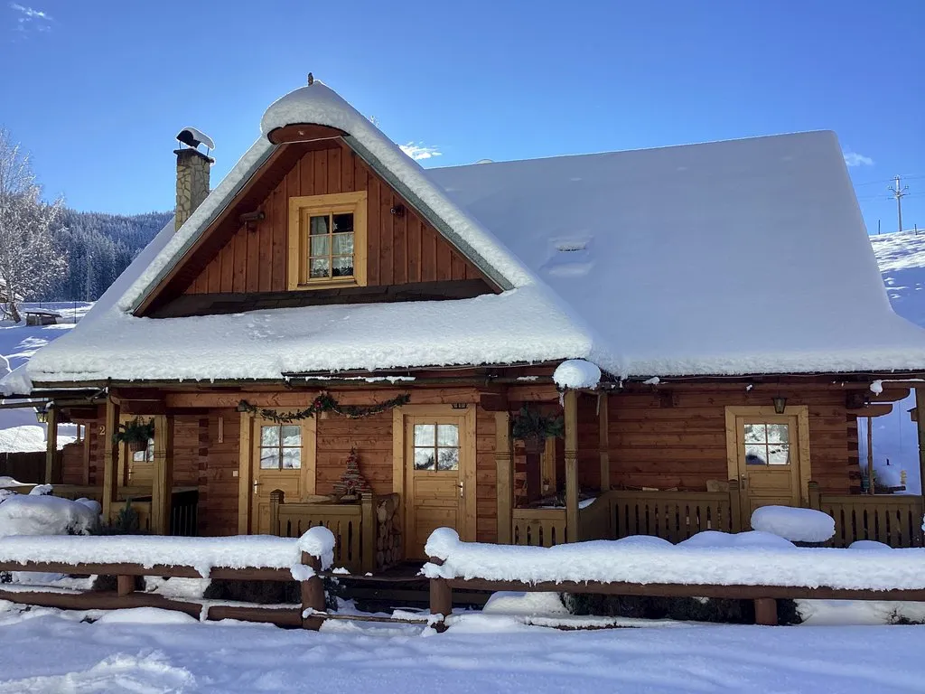 Pohľad na chatu v zime