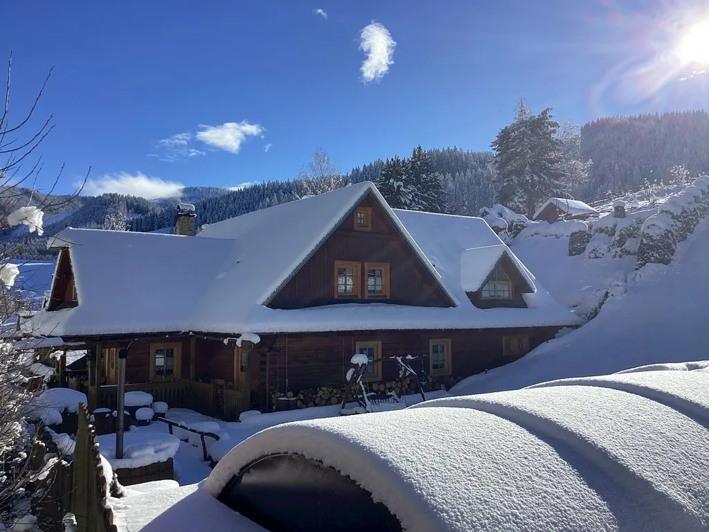 Pohľad na chatu a okolie v zime