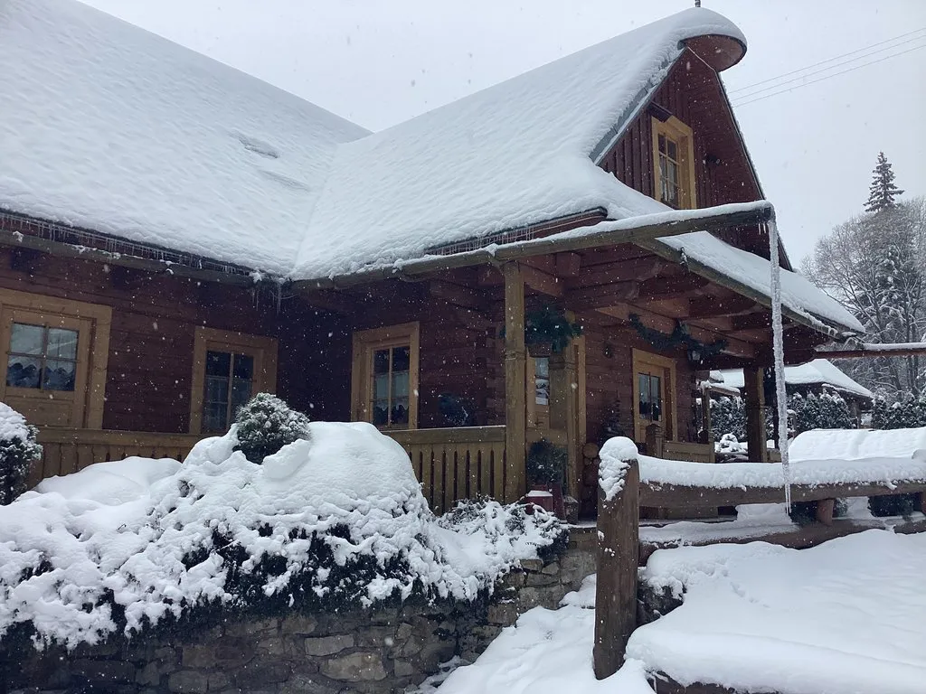 Pohľad na chatu pod snehom