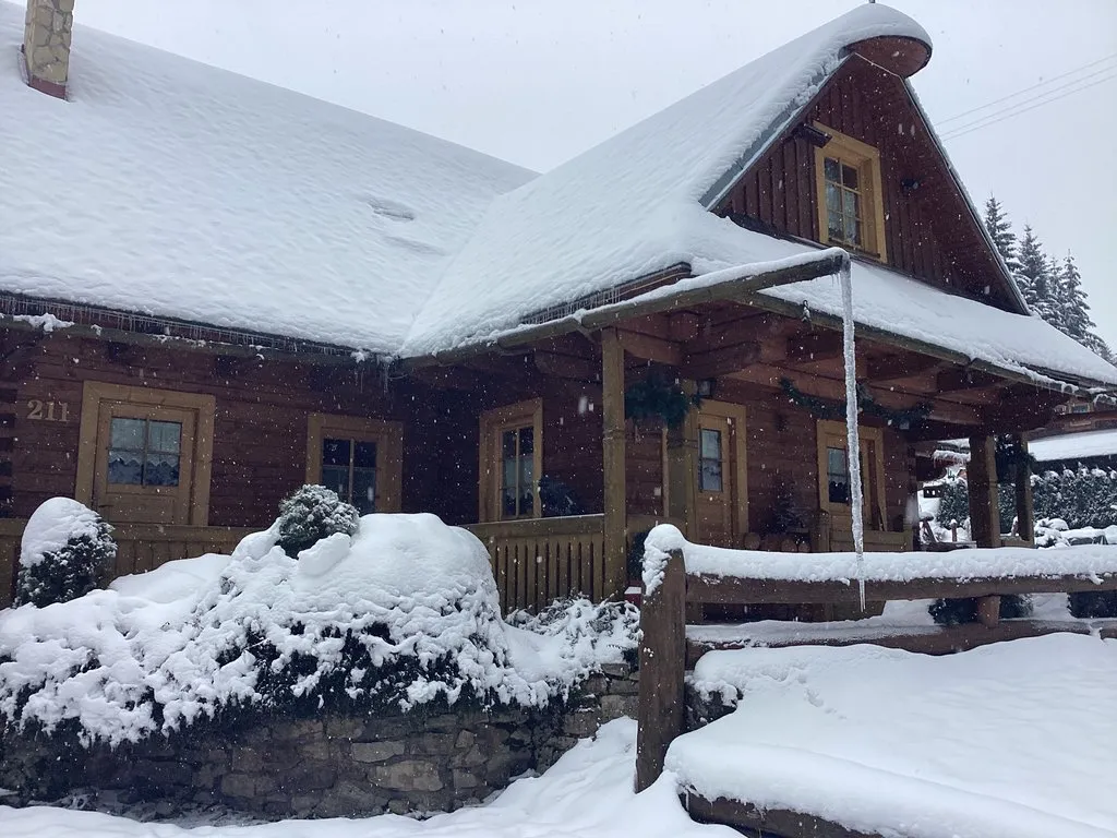 Pohľad na terasu a chatu